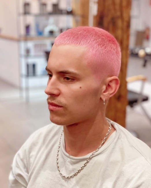 Арон Пайпер из «Элиты» покрасил волосы в розовый цвет